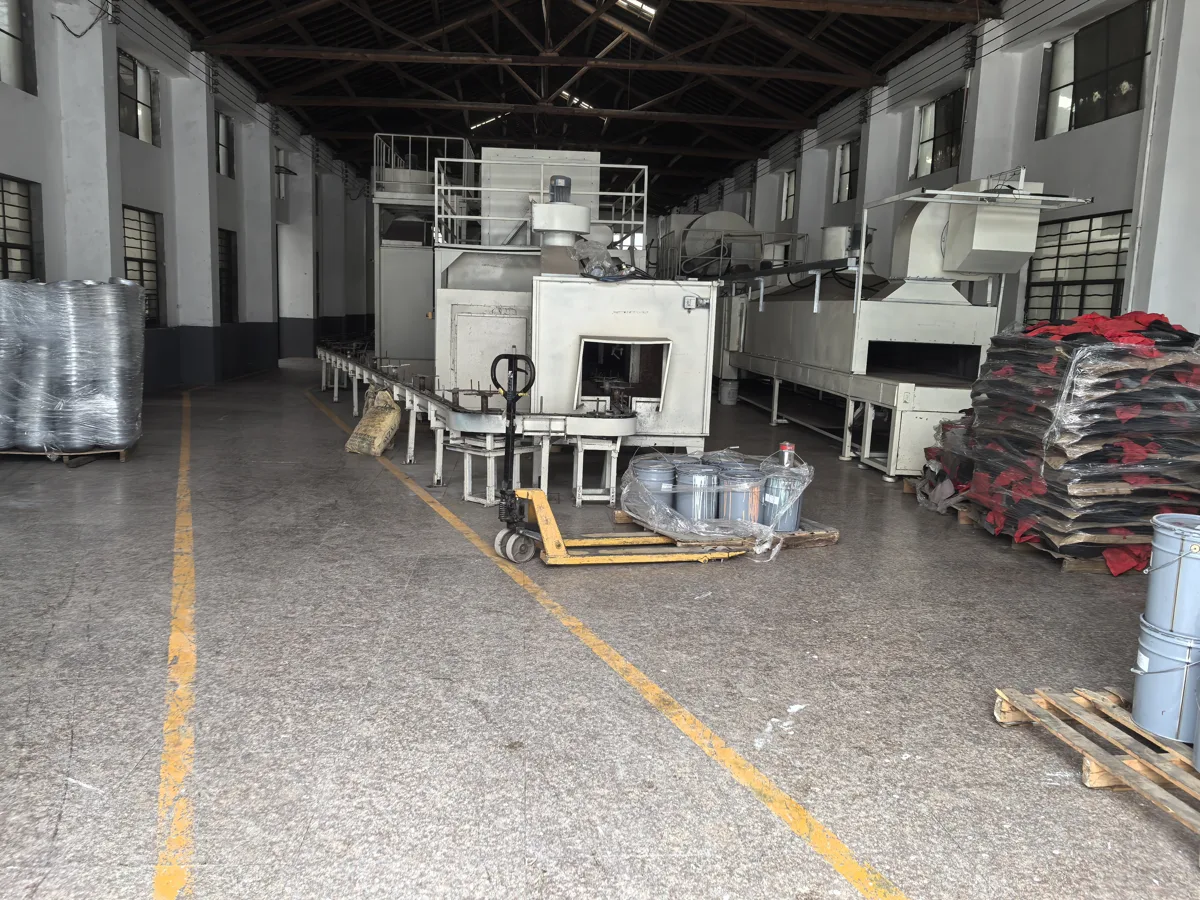 Conveyor and equipment in the spray-coating workshop