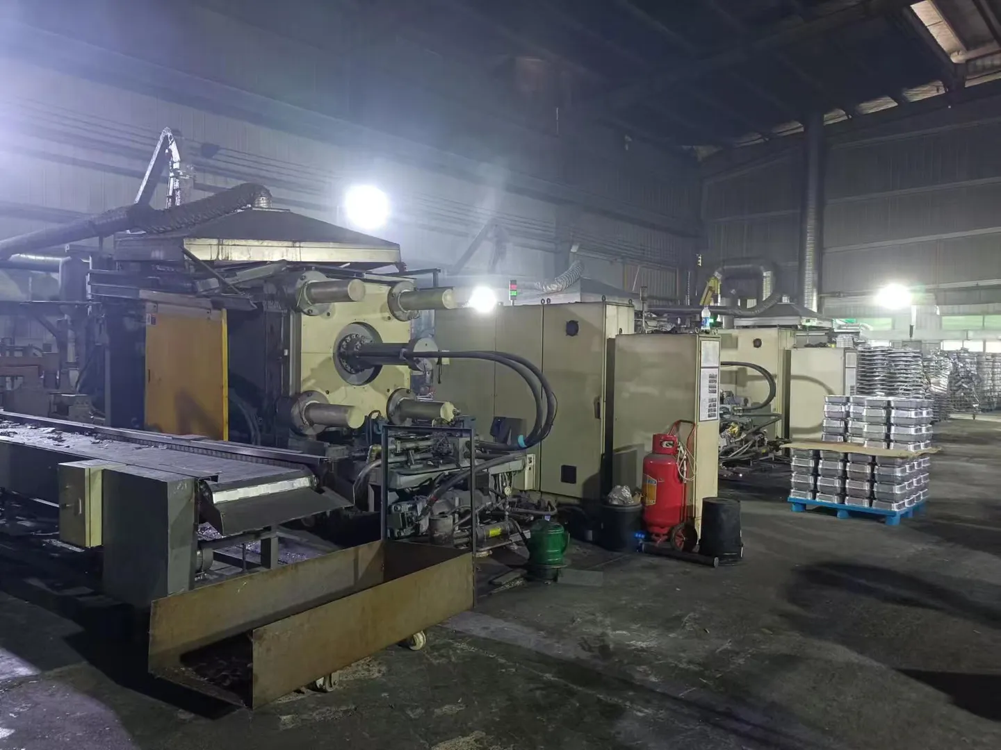 Die-casting machines and stacked cookware bodies